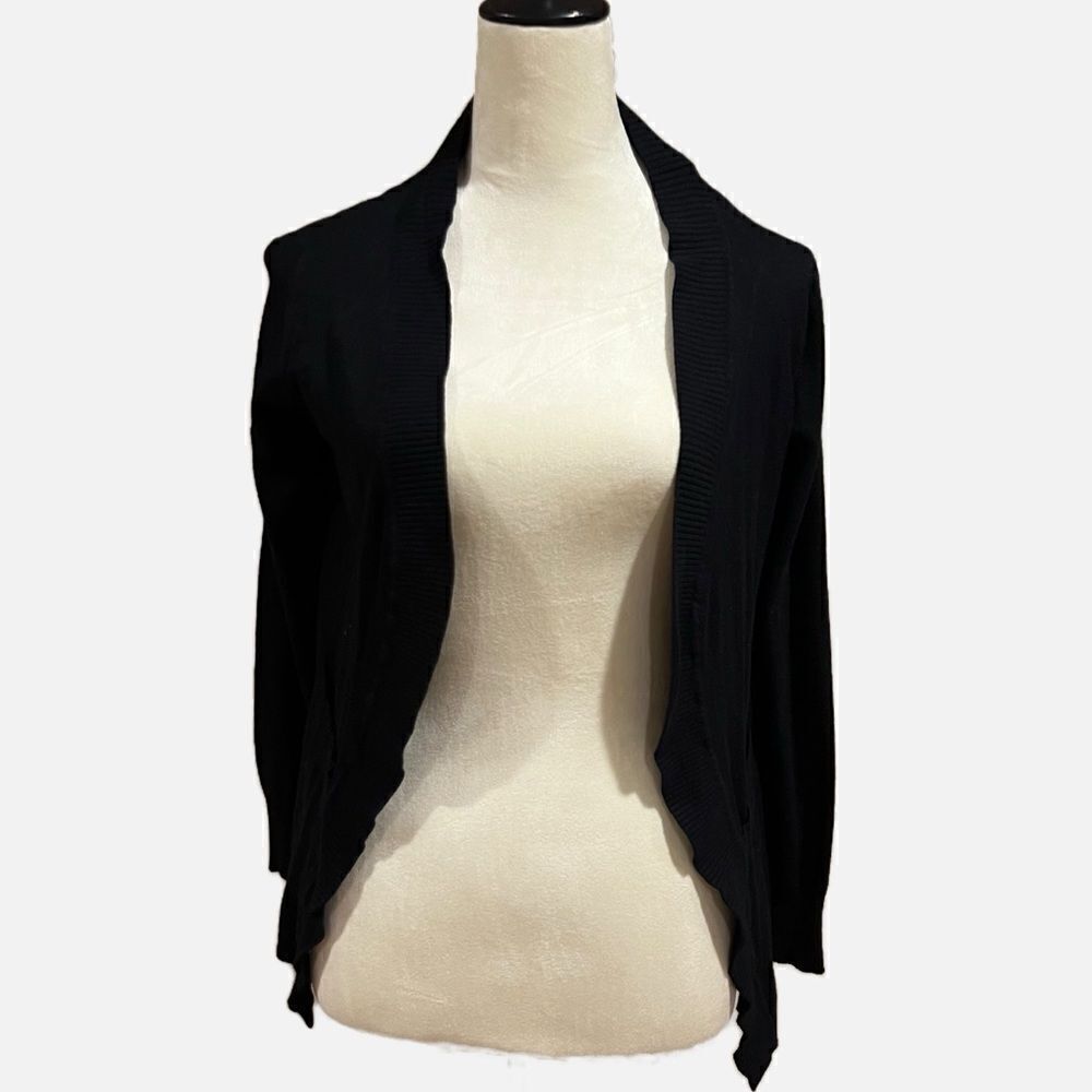 Zenana Outfitters Black cardigan with pockets.